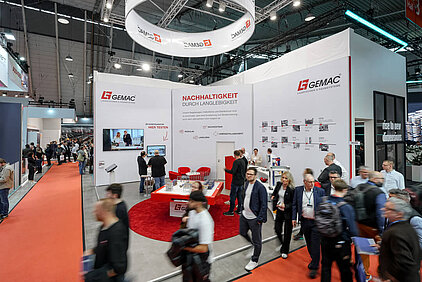 Kunden und Interessenten im Gespräch am GEMAC Stand während der LogiMAT 2026