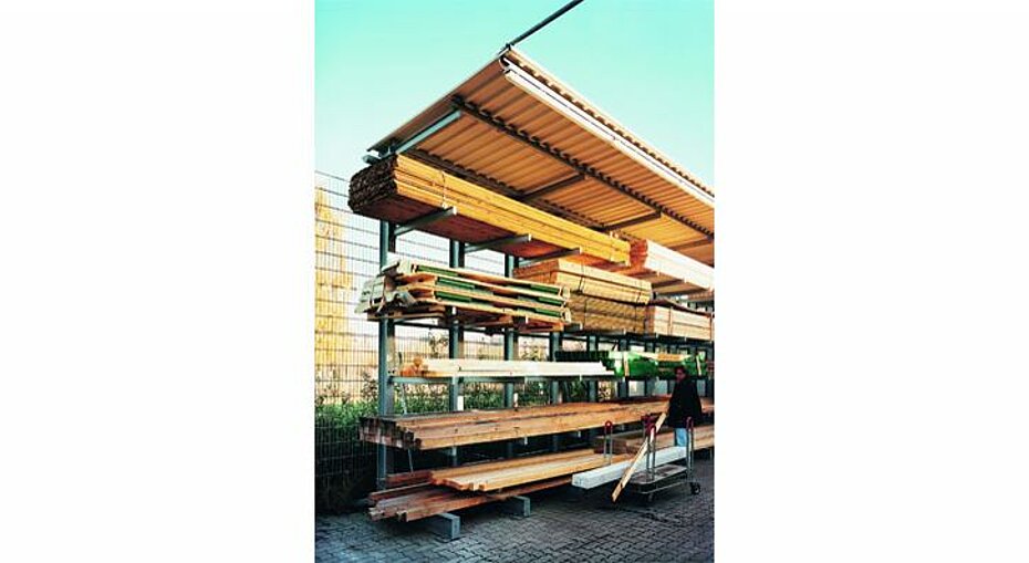 Kragarm-Einfachregal in feuerverzinkter Ausführung mit Dacheindeckung. Branche: Holzhandel