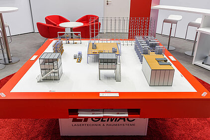 Miniaturenwelt von GEMAC: 3D-Modelle aller Regalsysteme und Hallenbüros auf einem Tisch