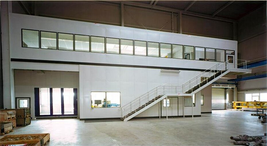 Mehrgeschossiges Betriebsbüro mit Treppenaufgang